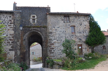 Fototapeta na wymiar Village Arlempdes - Porte d'entrée