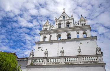 Fototapeta na wymiar Old church facade in downtown Cuenca, Ecuador, on an overcast and sunny day