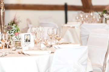 Gläser auf gedecktem Tisch