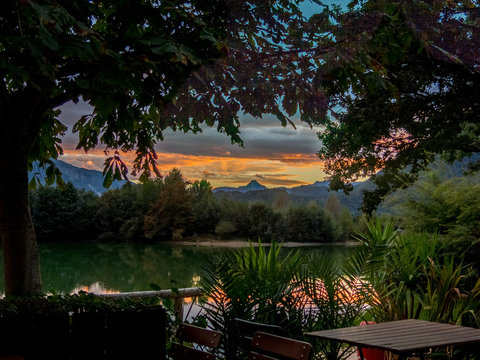 Der Reifinger See in Grassau, Chiemgau, mit dem Sonnenuntergang hinter dem Geigelstein