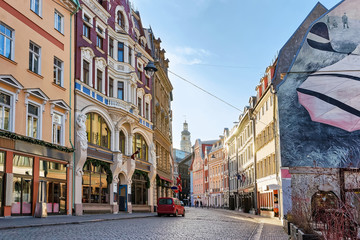 Street in Old city of Riga at Christmas - obrazy, fototapety, plakaty