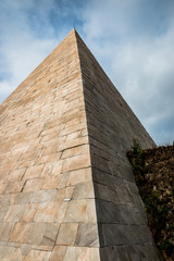 Fototapeta na wymiar La pyramide de Cestius à Rome
