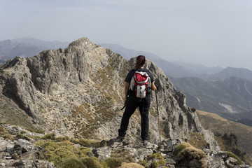 mujer en la cima de sierra Tejeda y almijara