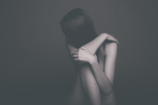 Corps s&eacute;duisant femme caucasienne sur fond gris