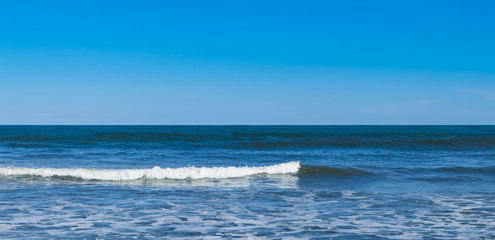 &Aacute;gua do mar e o horizonte ao fundo