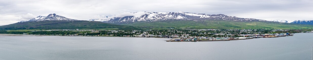 Fototapeta na wymiar Été en Islande - Vue panoramique de la ville d'Akureyri