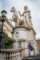 Obraz premium Femme et statue des Dioscures devant le Capitole de Rome