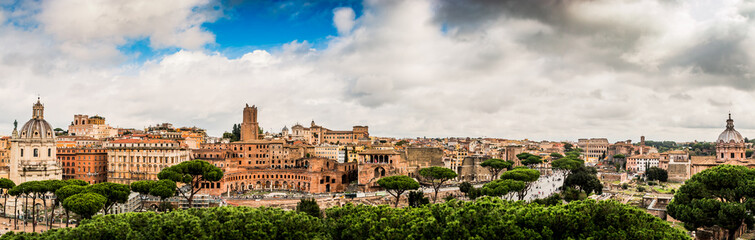 Fototapeta premium Panorama de la Rome Antique, les marchés de Trajan et le Forum Romain