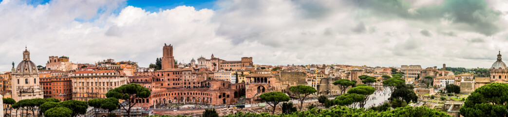 Fototapeta na wymiar Panorama de la Rome Antique, les marchés de Trajan et le Forum Romain