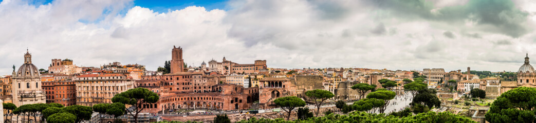 Fototapeta premium Panorama de la Rome Antique, les marchés de Trajan et le Forum Romain