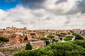 Fototapeta na wymiar Vu sur la Rome Antique, les marchés de Trajan et le Forum Romain