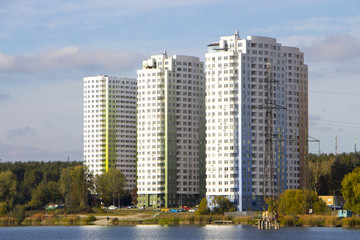 Fototapeta na wymiar skyscraper on the bank of the lake