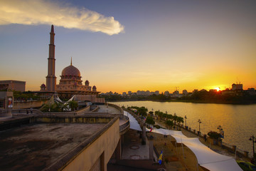 Obraz premium Beautiful sunset At Putra Mosque, Putrajaya Malaysia.