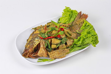 Green tilapia fish curry in coconut milk is popular Thai cuisine .
