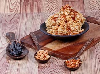 Mixed crispy rice noodle (and honey ,golden nut,sour tamarind and fried shallot) is popular Thai dessert.