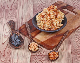 Mixed crispy rice noodle (and honey ,golden nut,sour tamarind and fried shallot) is popular Thai...