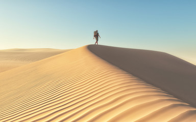 Fototapeta na wymiar The man at the deserts landscape
