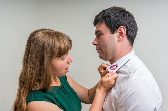 Aggressive wife revealed red lipstick on shirt collar