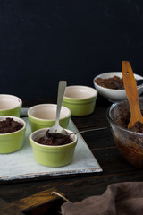 Obraz na płótnie Canvas Ceramic bakeware with dough for the preparation of chocolate des