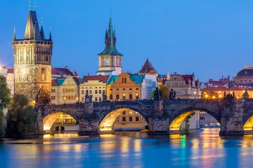 Foto op Plexiglas Praag Beroemde bezienswaardigheden van Praag - torens en brug & 39 s nachts