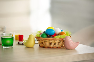 Fototapeta na wymiar Easter eggs and decorations on table