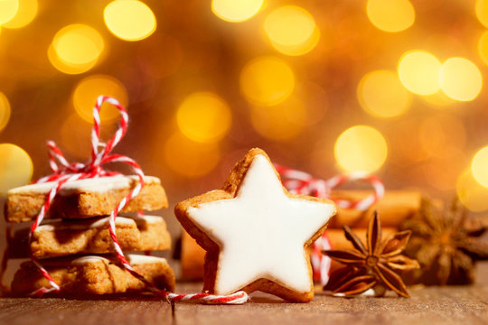 Weihnachtspl&auml;tzchen mit Sternanis und Zimt
