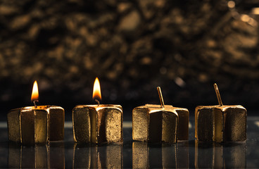 Zwei Kerzen brennen für den zweiten Advent, Weihnachtskonzept f