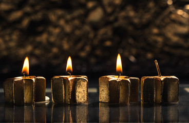 Drei Kerzen brennen für den dritten Advent, Weihnachtskonzept f