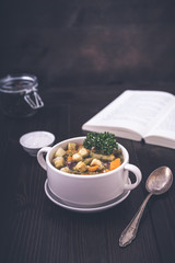 Bohneneintopf mit frischer Petersilie auf Holz