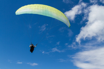 Paragliding, skärmflygning, mot blå himmel