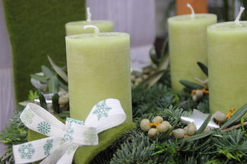 Adventskranz grün mit großen Kerzen