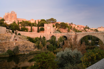 Toledo y monasterio de San Juan de los Reyes sobre el Tajo