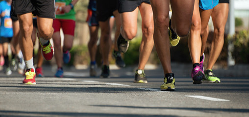 Course de marathon, pieds de personnes sur la route de la ville