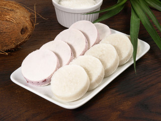 Kokoskonfekt mit Cranberries