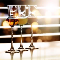 Crédence de cuisine en verre imprimé Bar Alcoholic drinks in front of a window