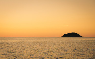 Naklejka na ściany i meble Sonnenuntergang in den Whitsunday Islands, Queensland in Australien
