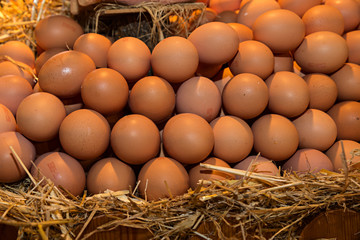 Huevos a granel en puesto del mercado.