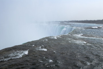冬のナイアガラの滝の滝口
