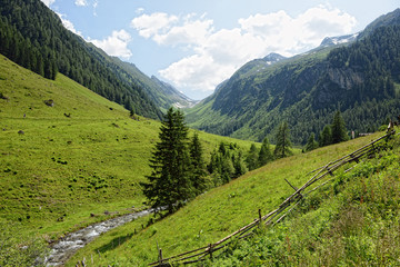 European alps landscape of Schwarzachtal valley in Zillertal (Au © lcrms