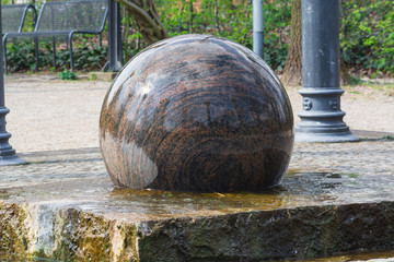  Schwimmende Granit Kugel als Brunnen