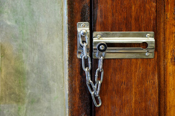 Security chain by hand safety device for the door.