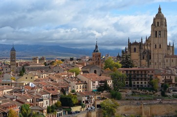 Obraz premium View of Segovia Spain featuring the Segovia Cathedral