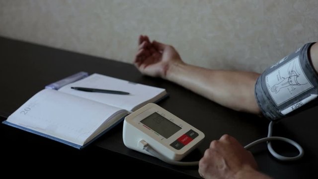 The doctor records the results of the tonometer in the magazine
