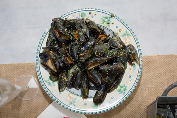 Fototapeta na wymiar Plate of fresh mussels moules mariniere
