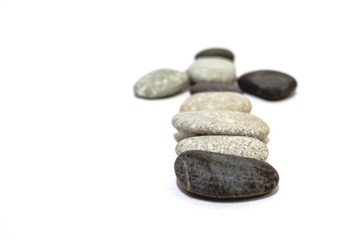 Стрелка-указатель из камешков/ Камни, сложенные стрелой на белом фоне