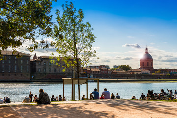 Les berges de la Garonne et la Grave à Toulouse, Occitanie en France © FredP