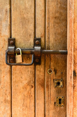 trava antiga de porta com cadeado