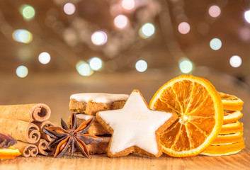Duftende Kekse, Zimtsterne, Gewürze zu Weihnachten