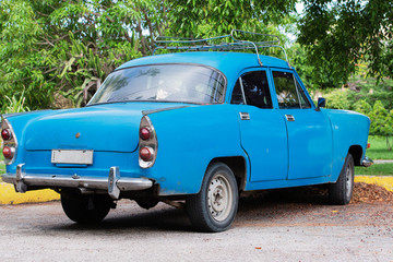 Fototapeta na wymiar Amerikanisches Classic Auto auf Straße in Havanna Kuba