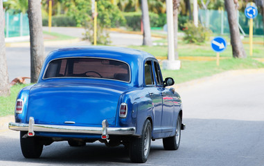 Amerikanisches Classic Auto auf Stra&szlig;e in Havanna Kuba